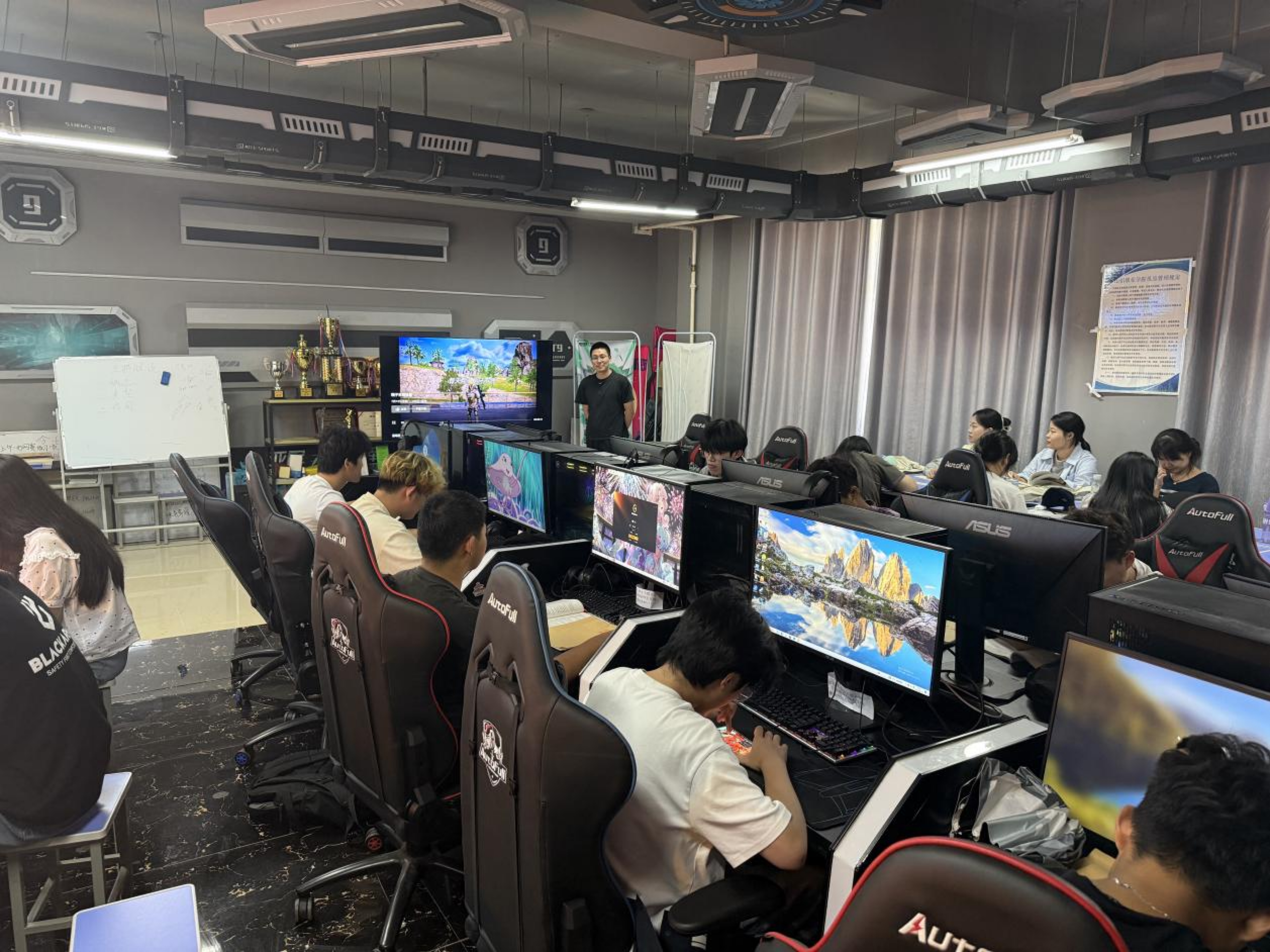 图12-1 电竞综合实训室.JPG 蓝狮在线测速网址